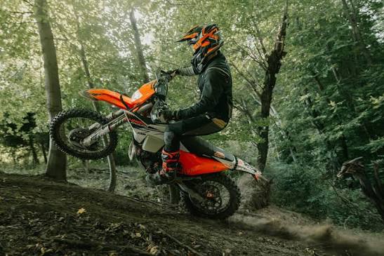 Piloto de enduro en el bosque