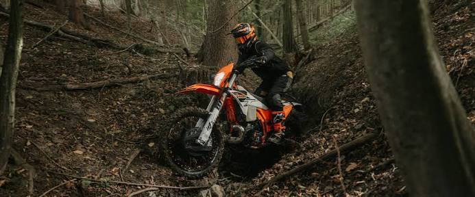Moto de enduro en pleno salto